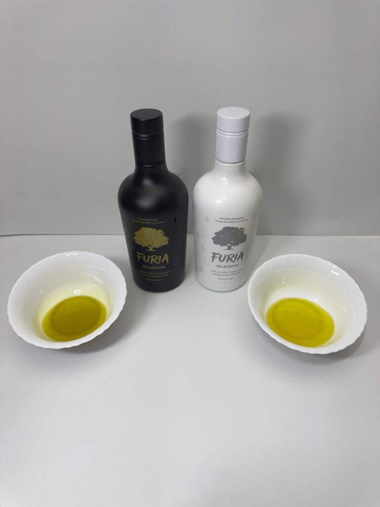 Picual y Arbequina Furia Selección junto a dos cuencos de aceite