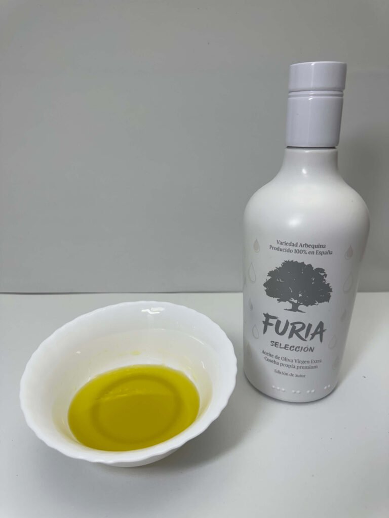 Botella de Arbequina Furia Selección junto a un cuenco de aceite
